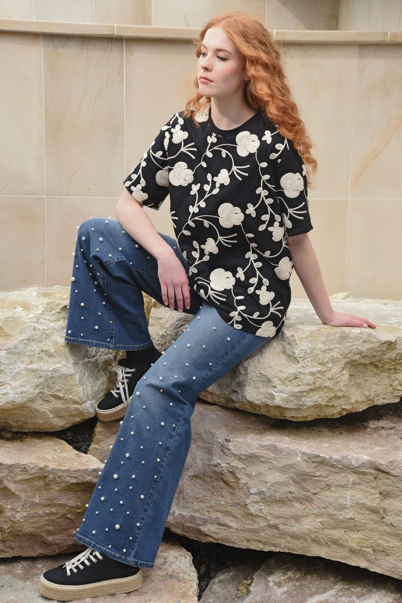 									THREADS AND GIGGLES TOP
								, 			PEARL CLUTCHING BEHAVIOUR
			