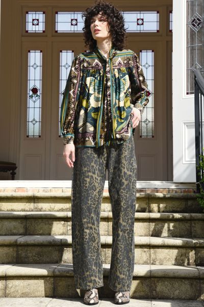 									DULY KNOTTED SHIRT
								, 			KICK BACK JEAN
			