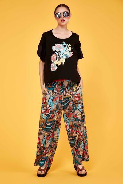 TAKE A PRINT TOP
								, 			DROP IT LIKES IT'S HOT PANTS