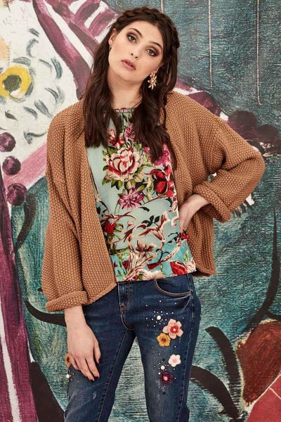 MOOD SWING TOP
								, 			HAPPY FLOWER JEANS
								, 			HONEY BADGER CARDIGAN