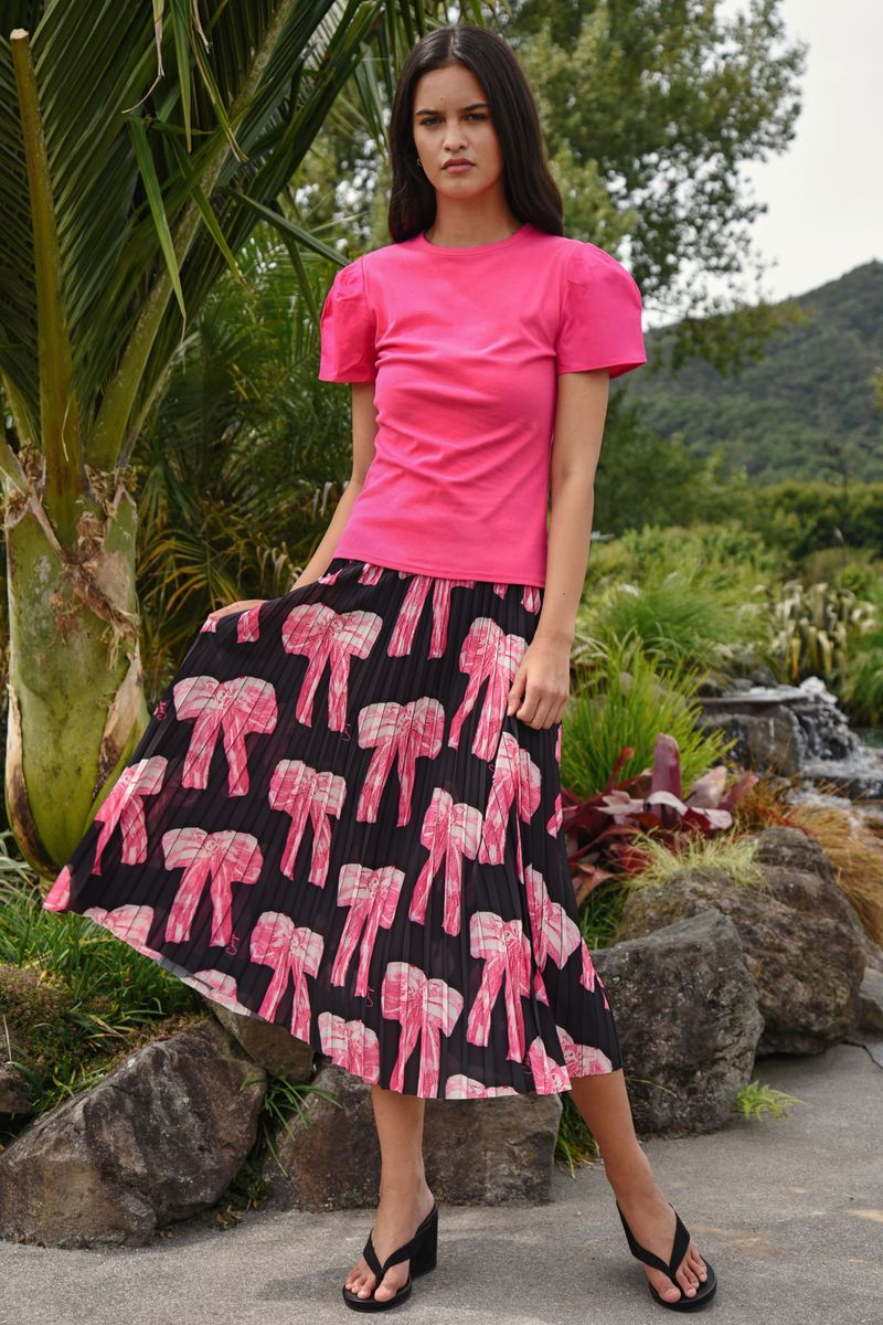 									TRUE COLOURS Top
								, 			CROWD PLEATER SKIRT
			