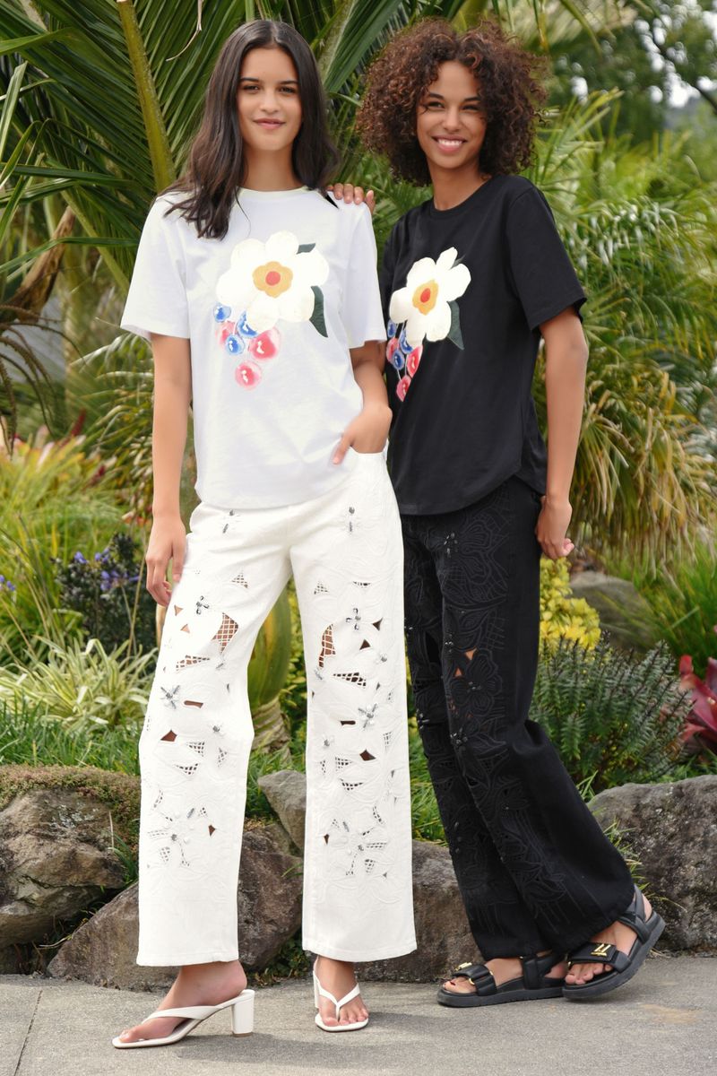 									BLOOMING MARVELLOUS T-Shirt
								, 			JEAN-IOUS Jeans
								, 			BLOOMING MARVELLOUS T-Shirt
								, 			JEAN-IOUS Jeans
			