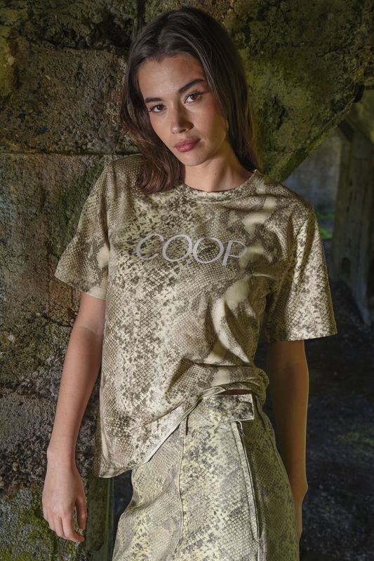 									SERPENT CHIC T-SHIRT
			