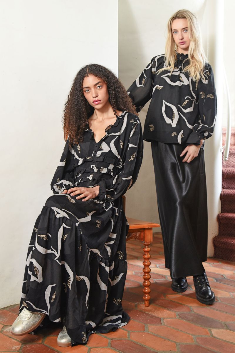 									TIER ME OUT DRESS
								, 			HIGH DRAMA BLOUSE
								, 			BIAS THE WAY SKIRT
			