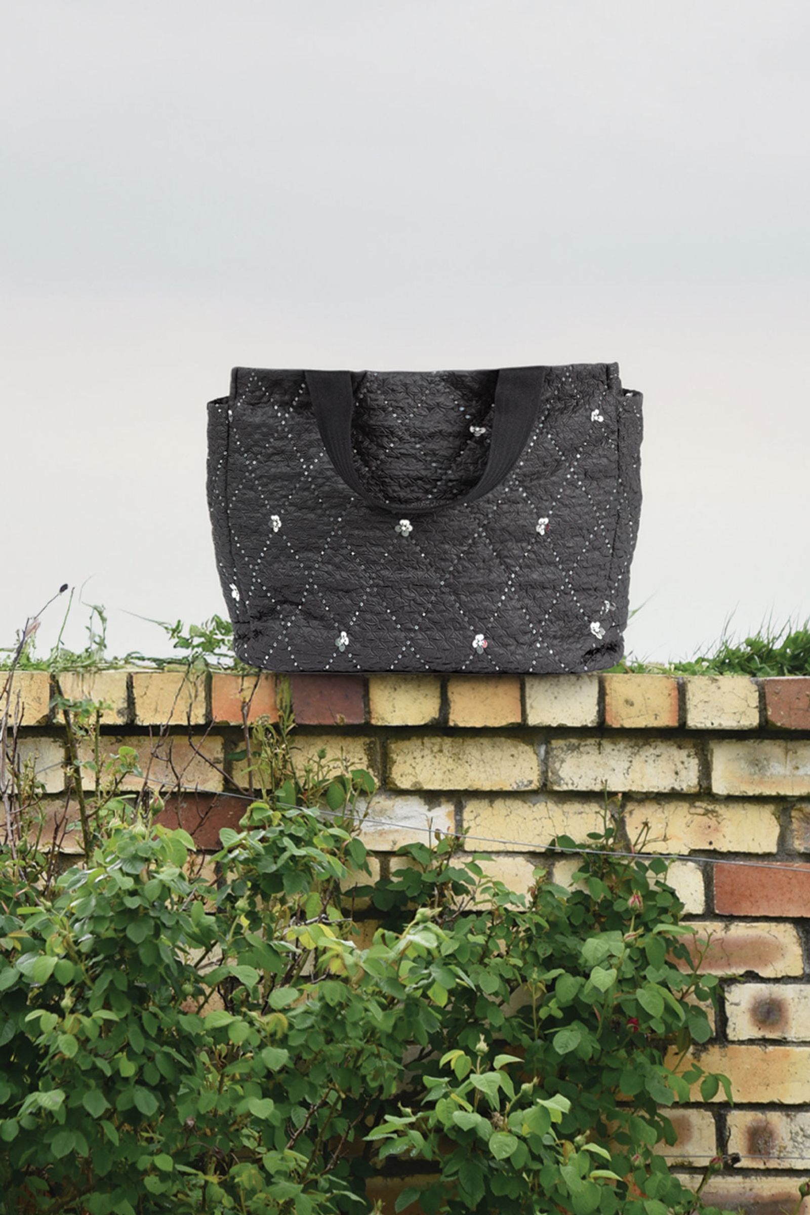 									TWINKLE TOTE BAG
			