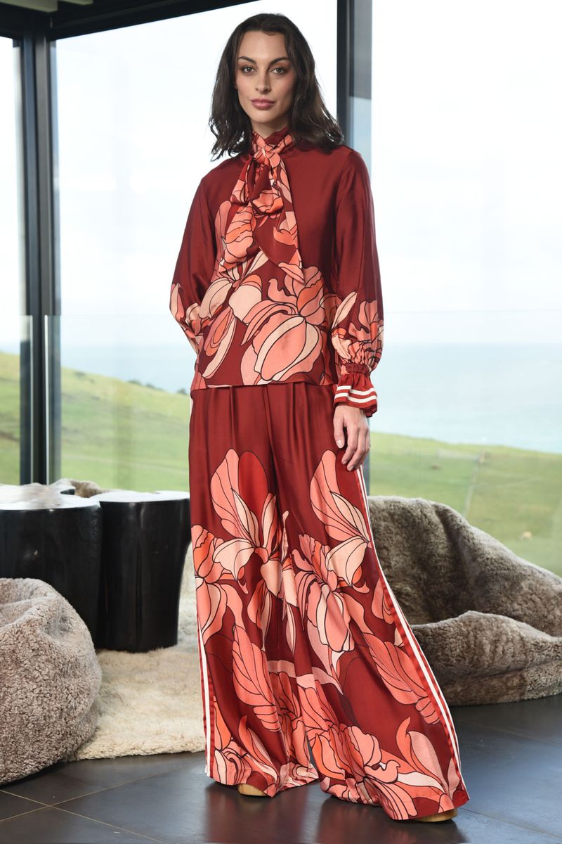 									A VINTAGE TOP
								, 			FEELING LEG-ENDARY PANT
			