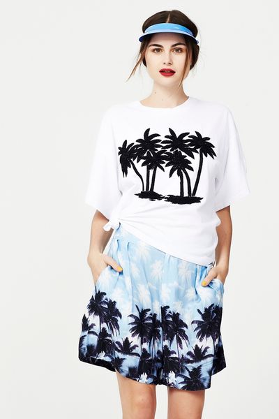 CLUSTER PALM 'LONG ISLAND ICED TEE' TOP
								, 			BEACHED BLONDE 'SHORT REPORTER' SHORT