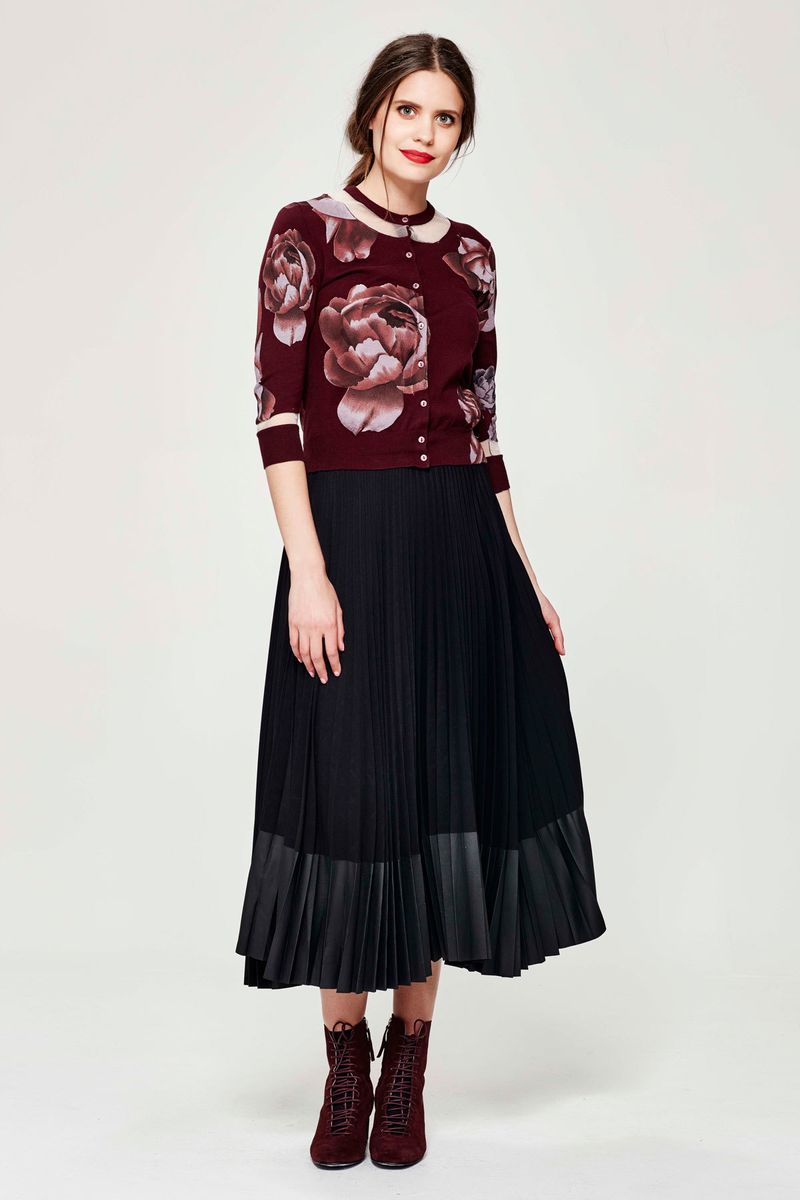 WINTER'S PERFUME 'FLOWER-GLASS FIGURE' TOP
								, 			ICE RINK 'YOU COM-PLEAT ME' SKIRT