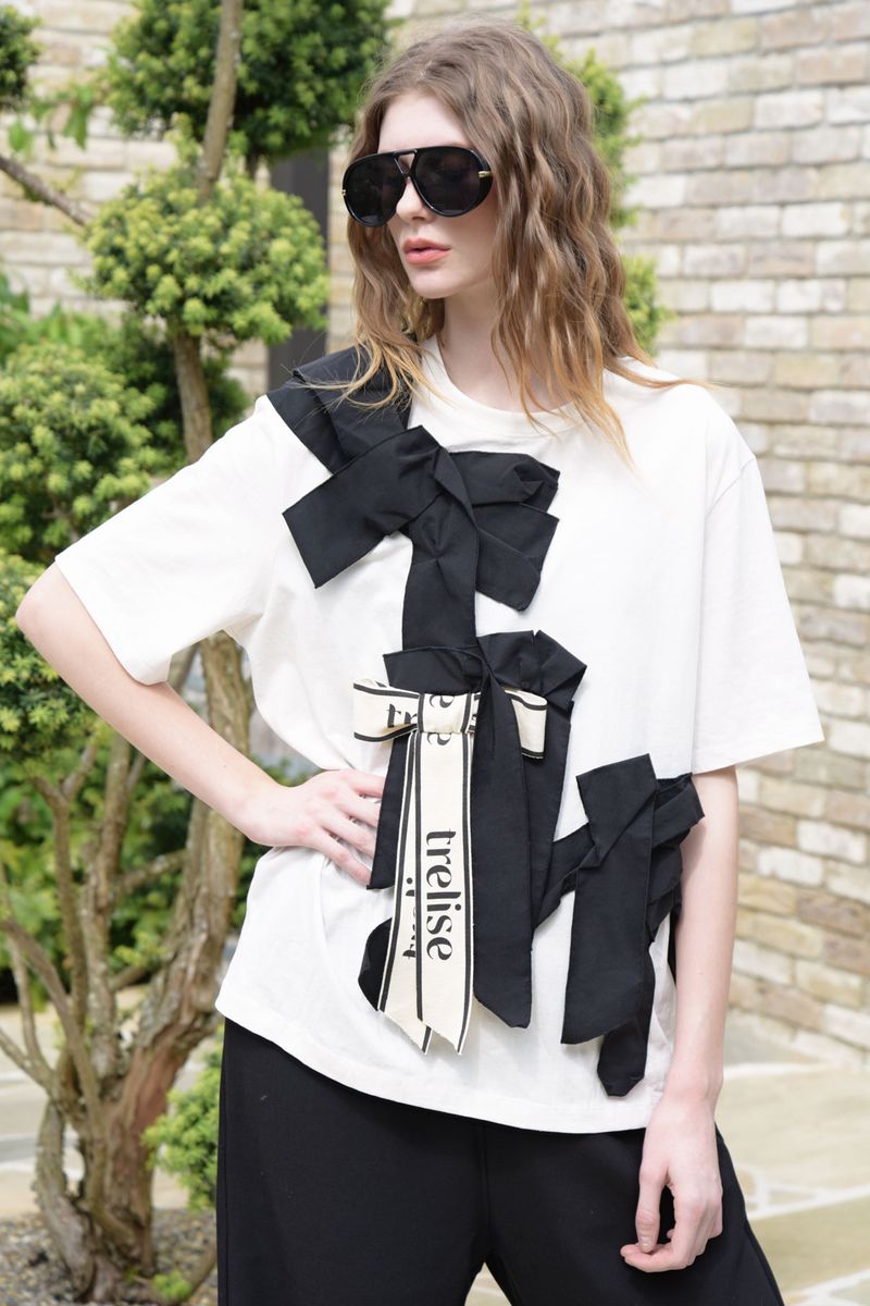 									PRESENT DREAMS T-SHIRT
			