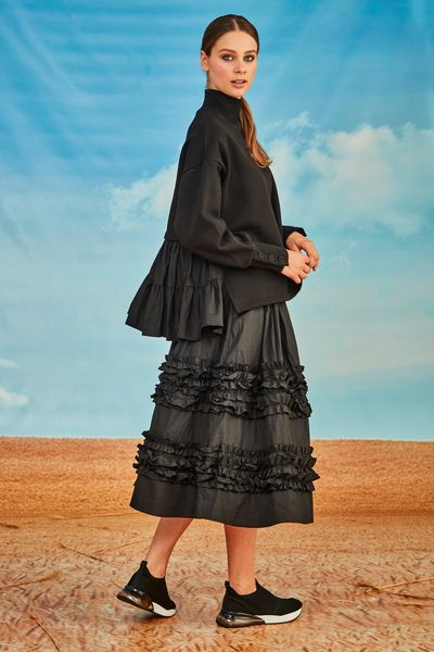 NECK AND NECK SWEATSHIRT
								, 			FRILL DON'T CARE SKIRT