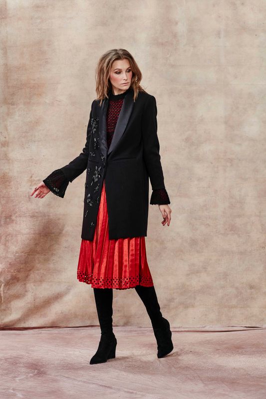 LONGLINE NO SEE COAT
								, 			ZAGGY ENDINGS TOP
								, 			CRISPY IRRESISTIBLE SKIRT