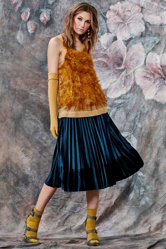 UNDER THE FEATHER TOP
								, 			VELVET CRUNCH SKIRT