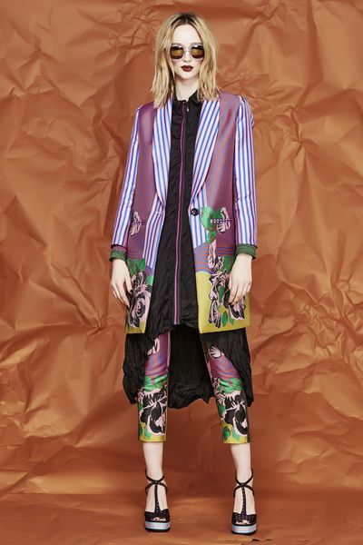 HOT ON THE COLLAR COAT
								, 			COLLAR FULL DRESS
								, 			NEW WALK OF ART PANT