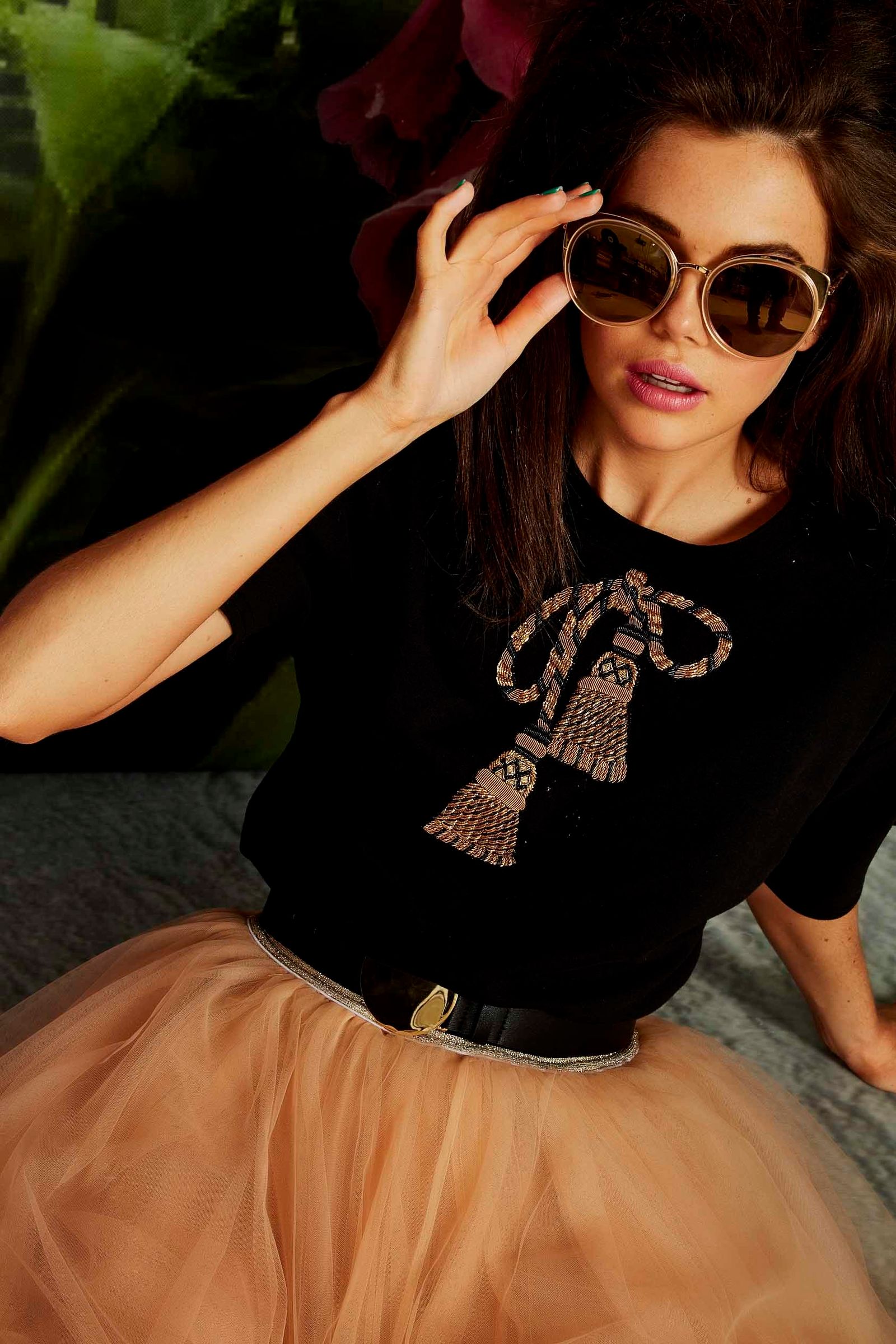 BEAU-TIE T-SHIRT
								, 			YOURS TULLEY SKIRT
								, 			FULL MOON BELT
								, 			MIXED METAL SUNGLASSES