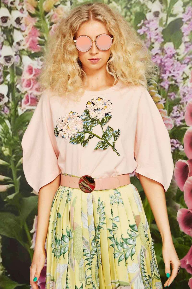 YOU HAD ME AT HYDRANGEA T-SHIRT
								, 			PLEATING CRAZY SKIRT
								, 			FULL MOON BELT
								, 			GOLD FASHIONED SUNGLASSES